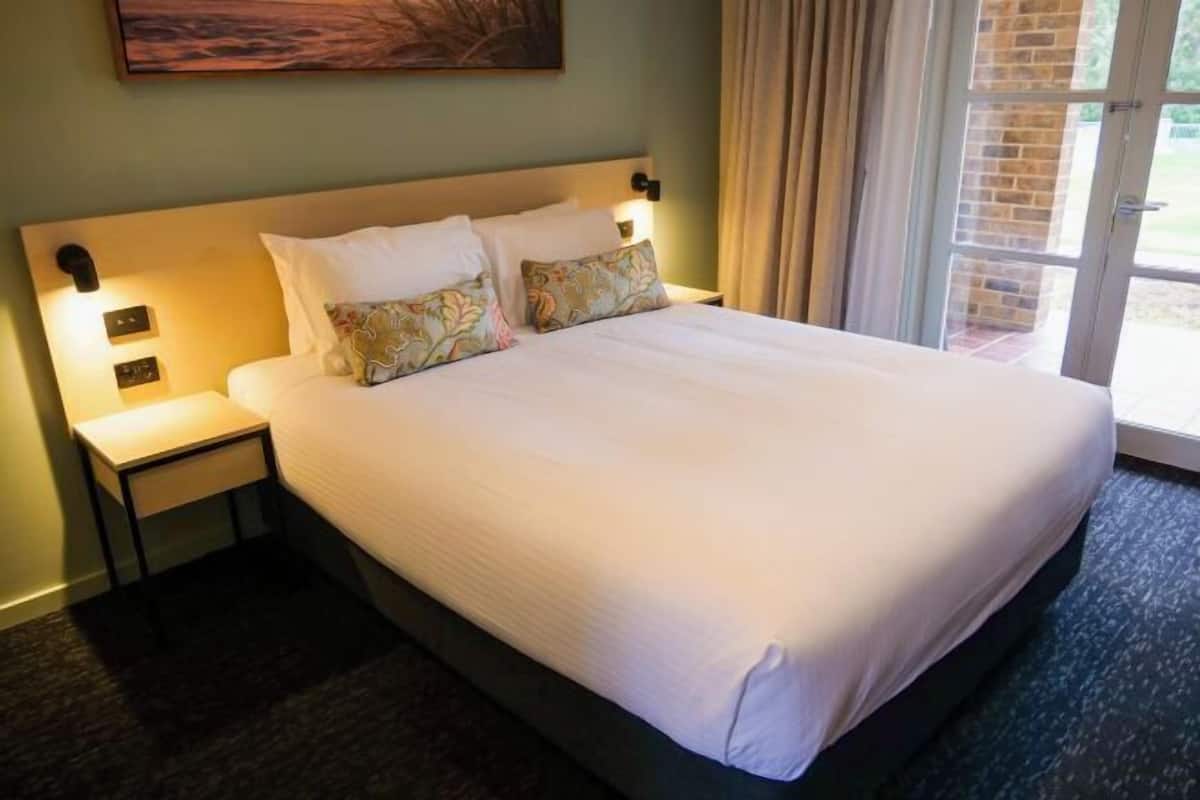Tabla de planchar con plancha, wifi gratis, ropa de cama