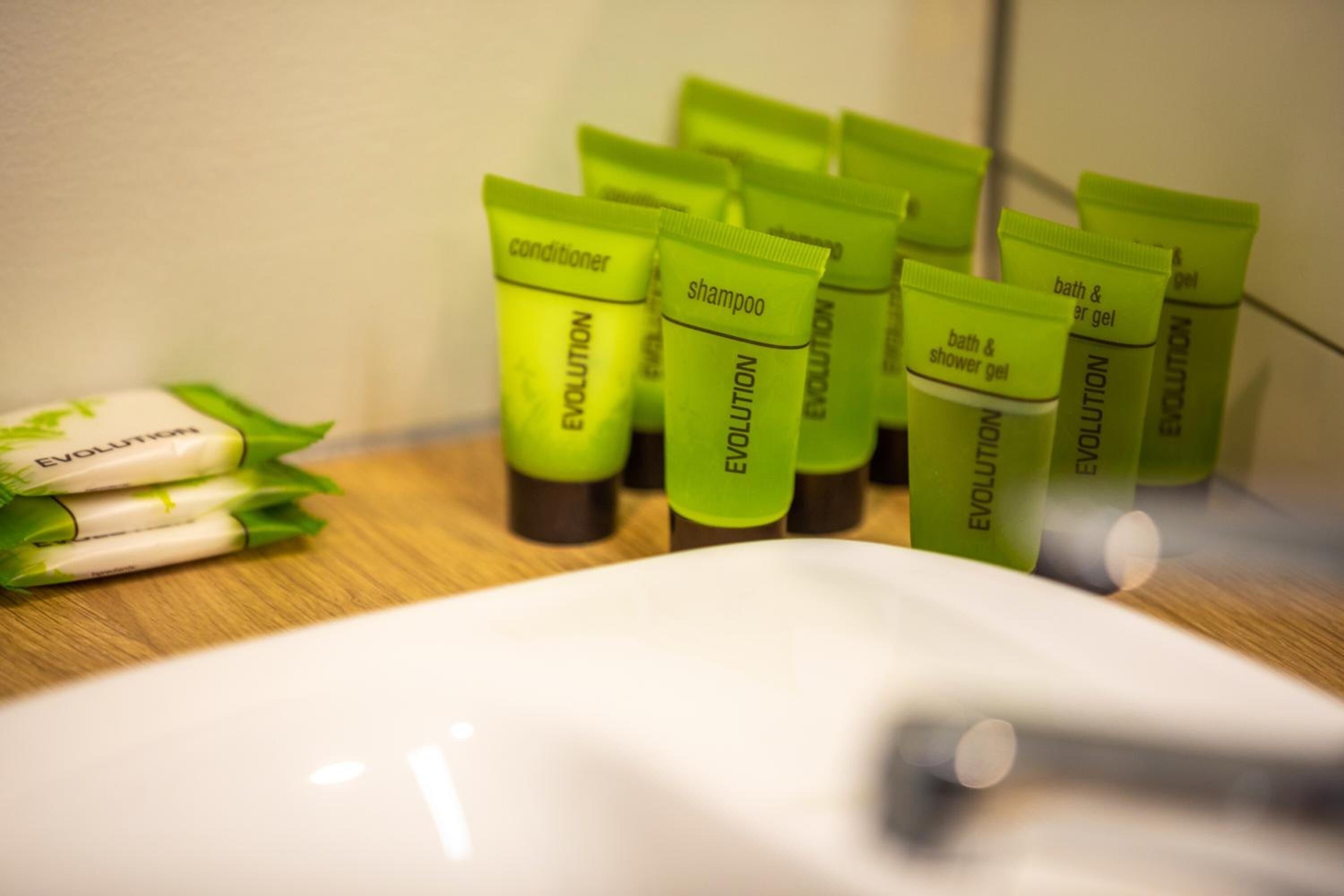 shower, rainfall showerhead, free toiletries, towels