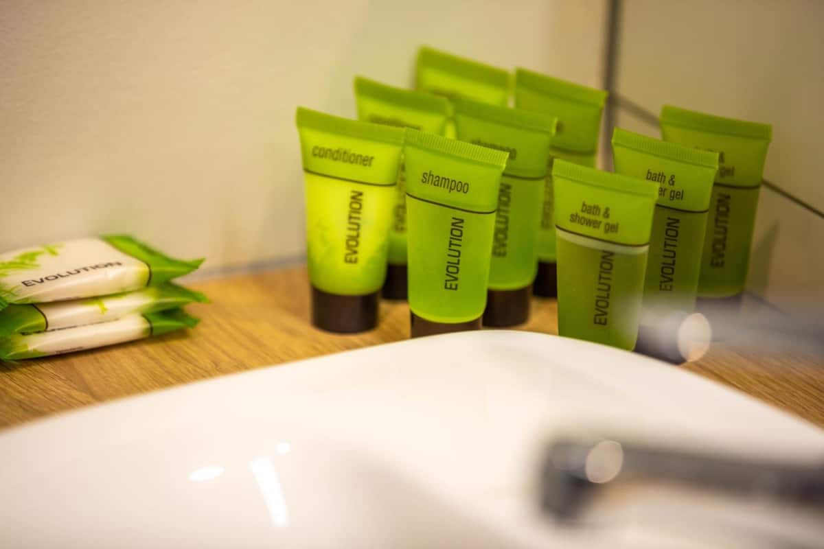 shower, rainfall showerhead, free toiletries, towels