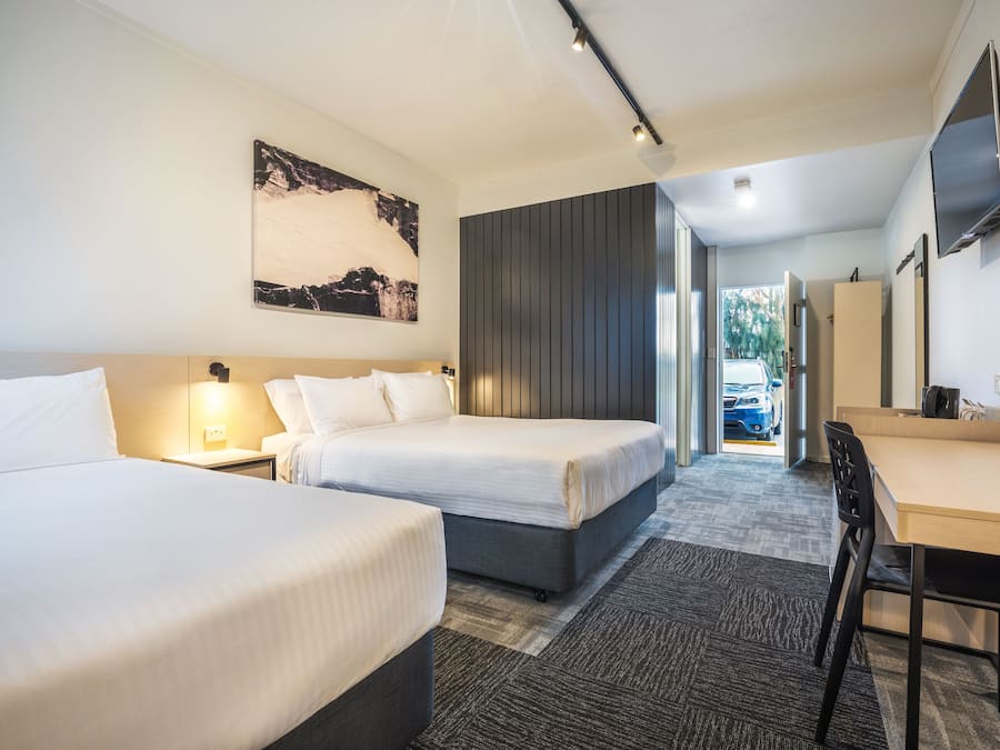 Escritorio, tabla de planchar con plancha, wifi gratis y ropa de cama