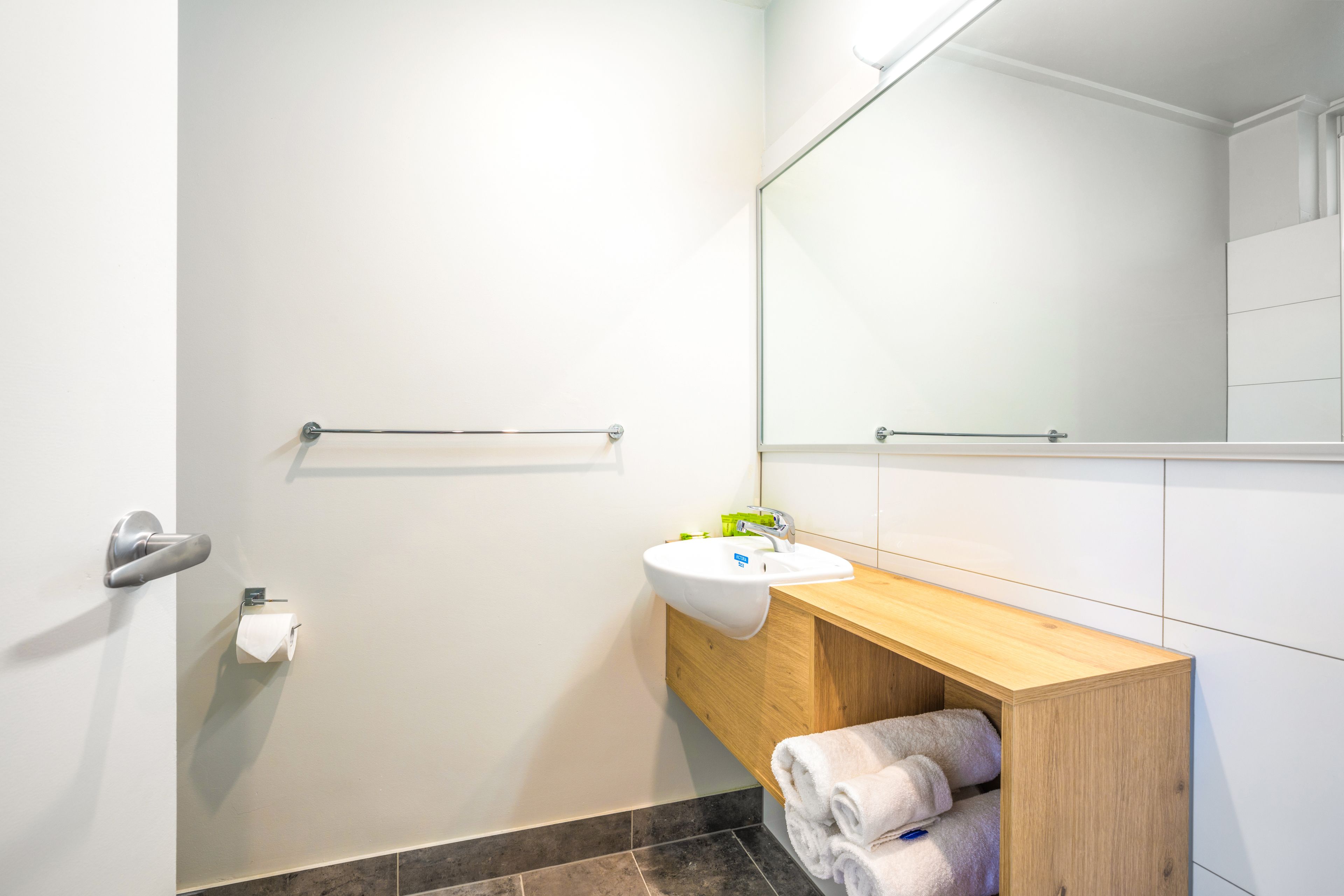 shower, rainfall showerhead, free toiletries, towels