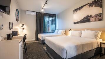 Escrivaninha, ferros/tábuas de passar roupa, Wi-Fi de cortesia