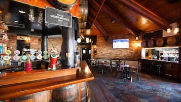 4 bars/lounges, sports bar