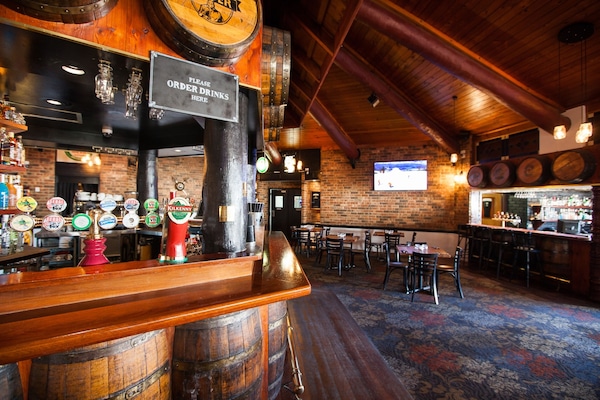 4 bars/lounges, sports bar