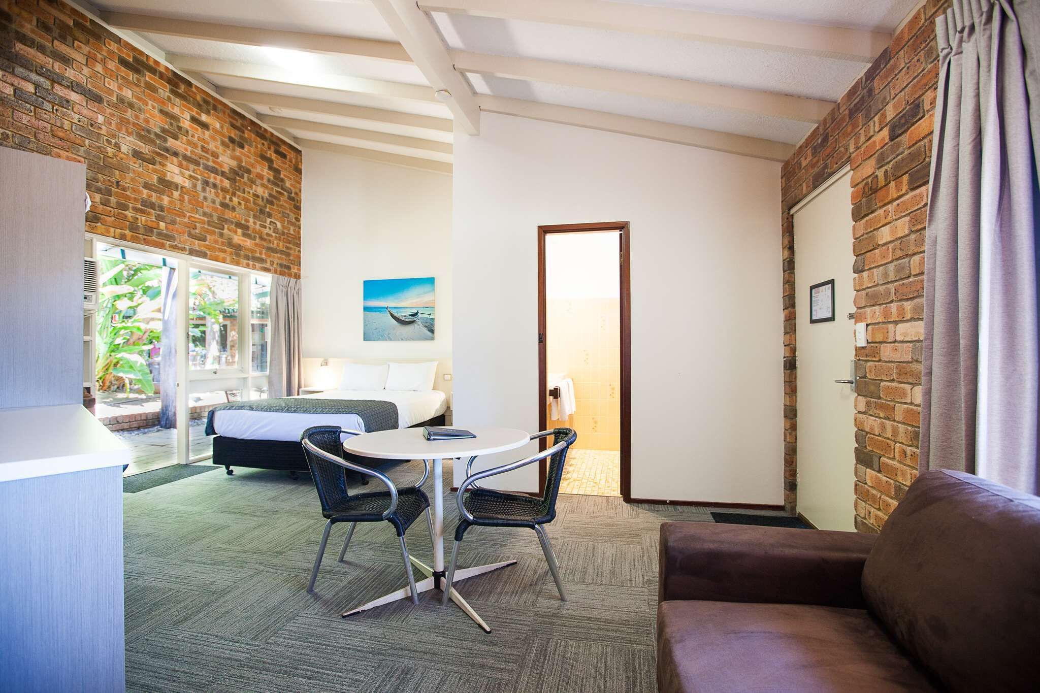 Bureau, fer et planche à repasser, Wi-Fi gratuit, draps fournis