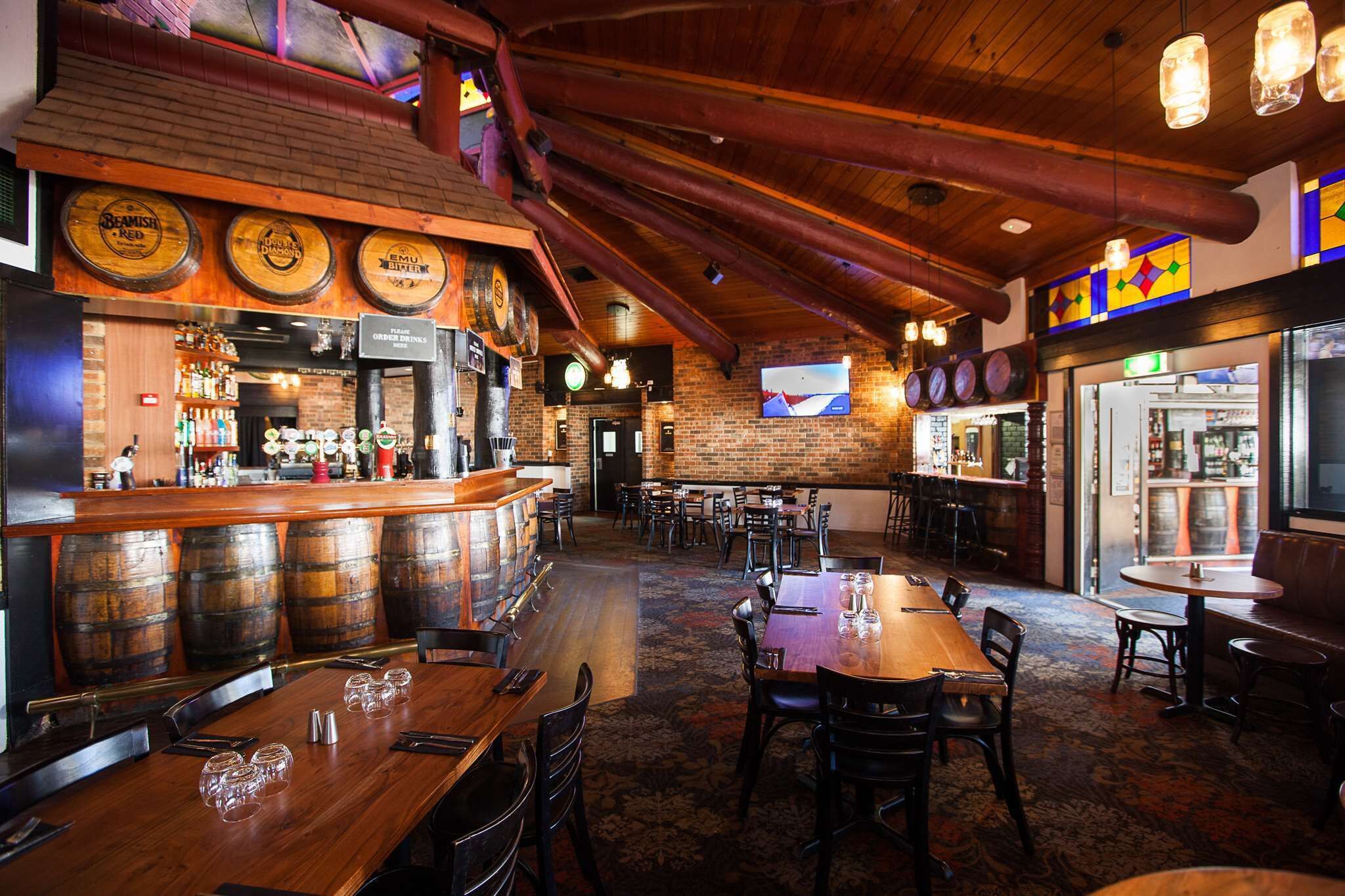 4 间酒吧/酒廊、运动酒吧