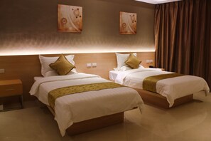 Desk, rollaway beds, free WiFi - Dela Chambre Hotel (Manila)