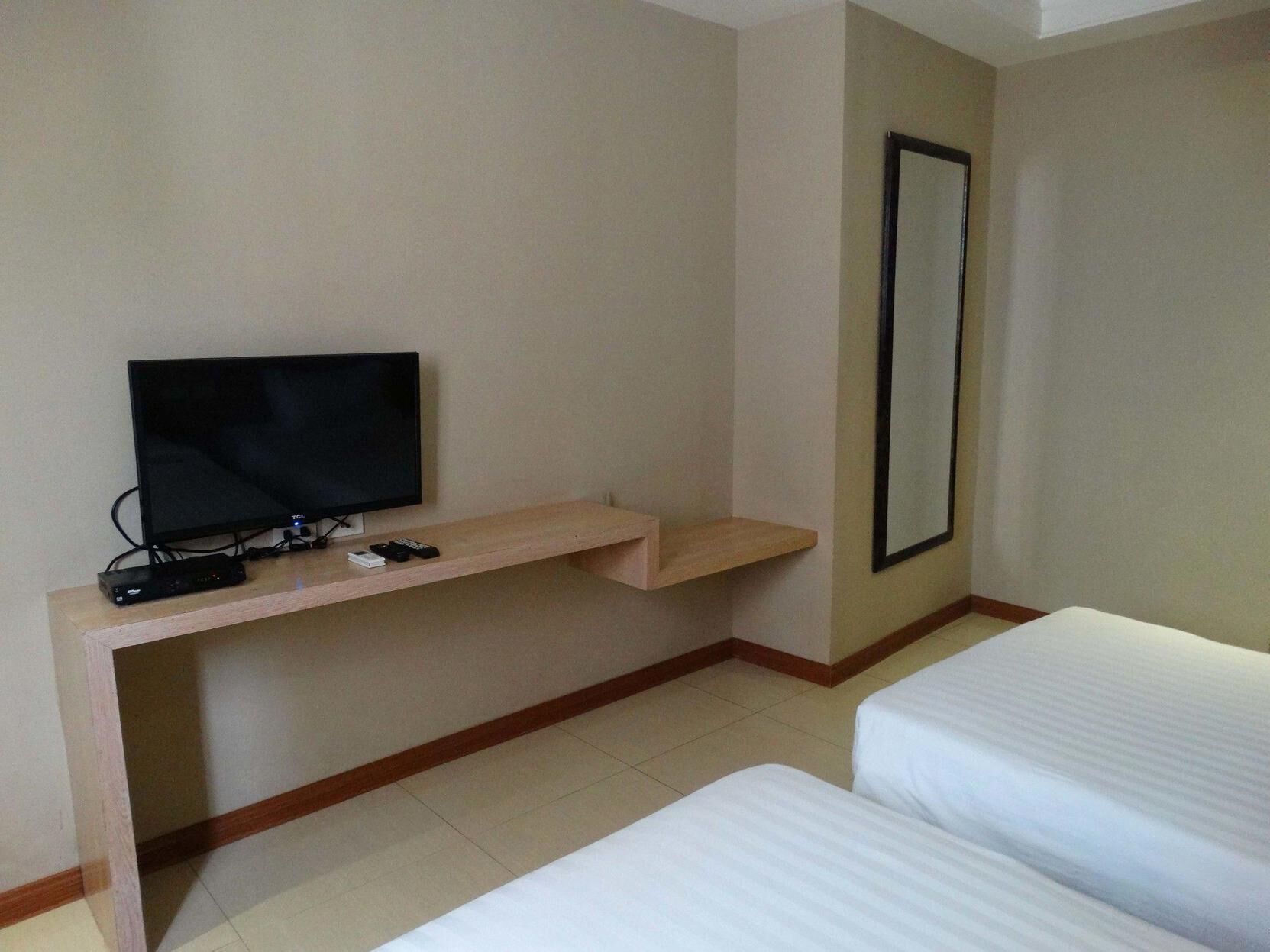Desk, rollaway beds, free WiFi