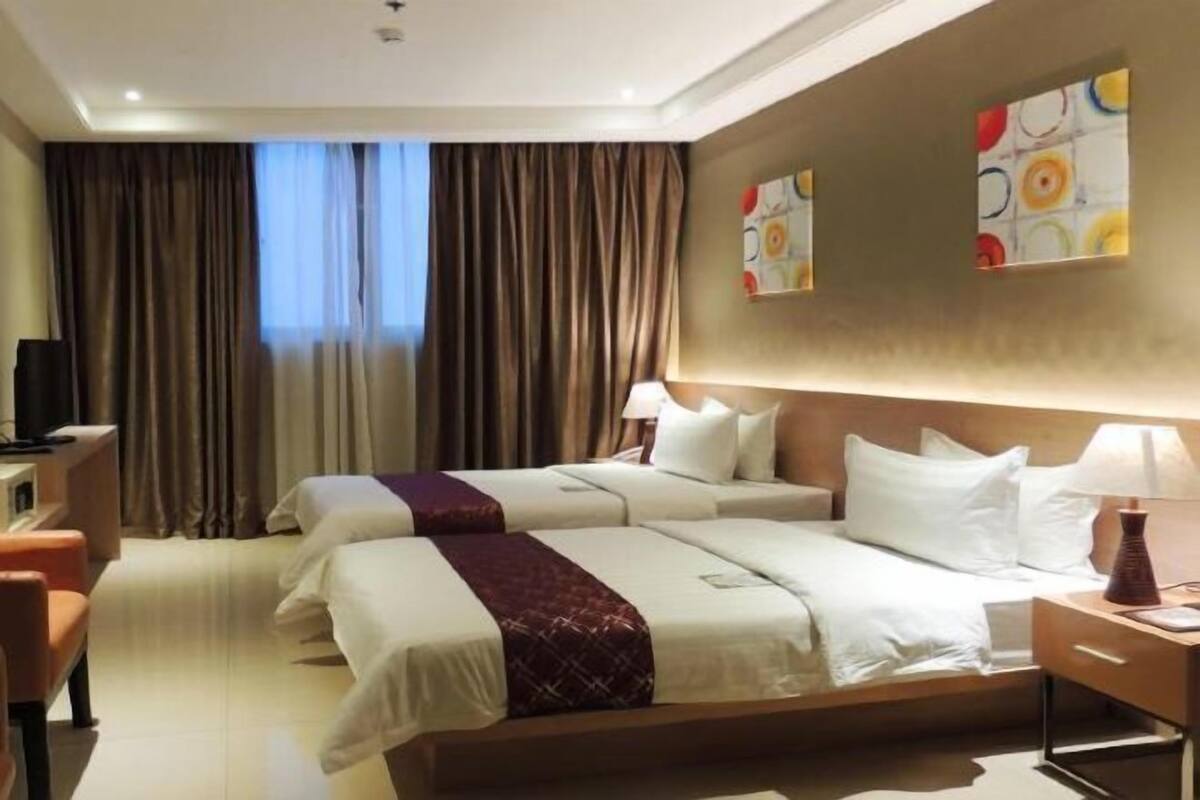 Desk, rollaway beds, free WiFi
