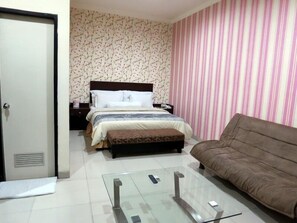 Desk, free WiFi - Vindhika Hotel (Makassar)