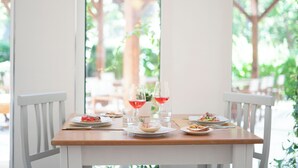 A dining table with plates of food, glasses of red wine, and a small bowl with a garnish. - Residence Altair-Serra Alimini 3 (Otranto)
