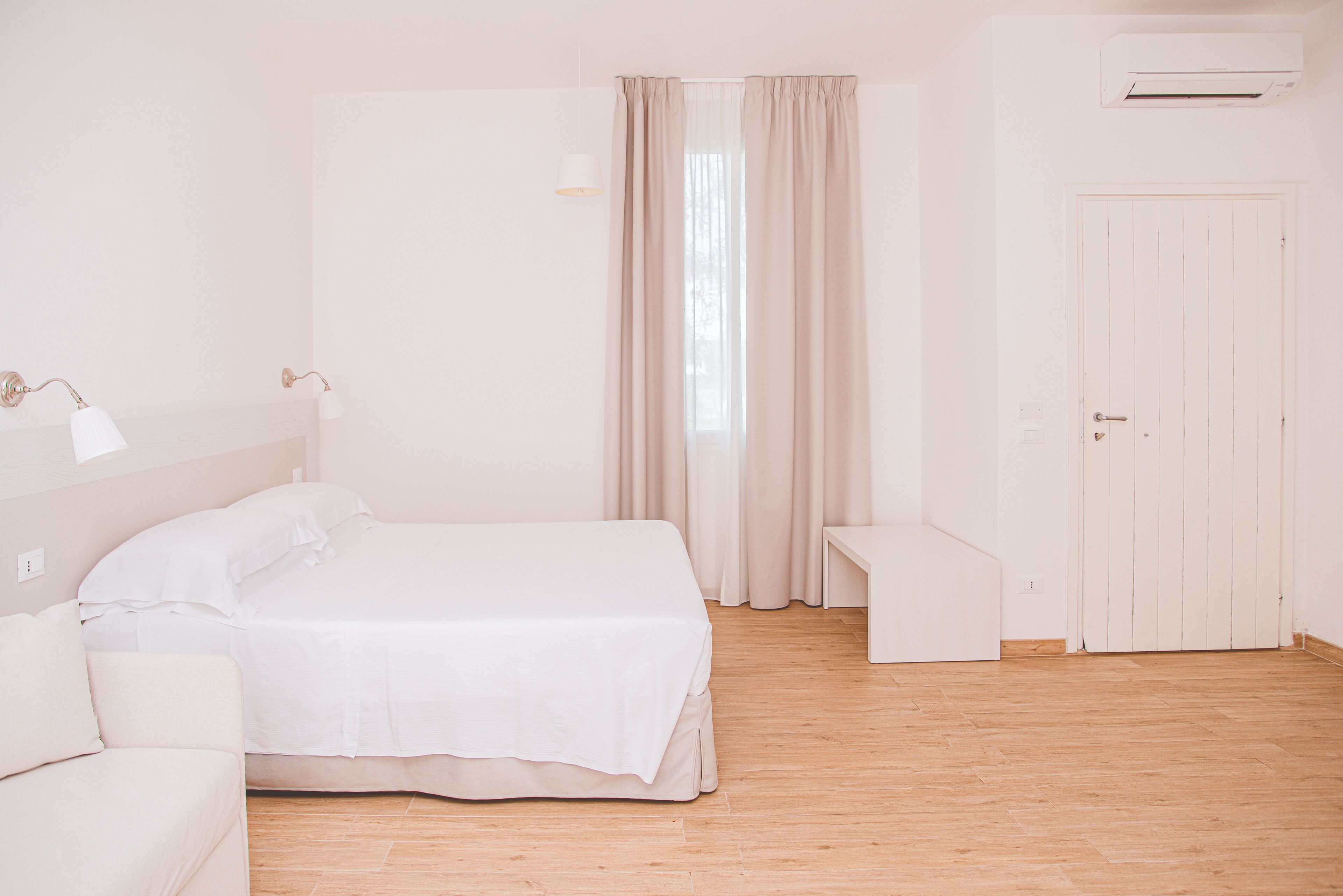 Un dormitorio minimalista con cama, mesita de noche y armario.