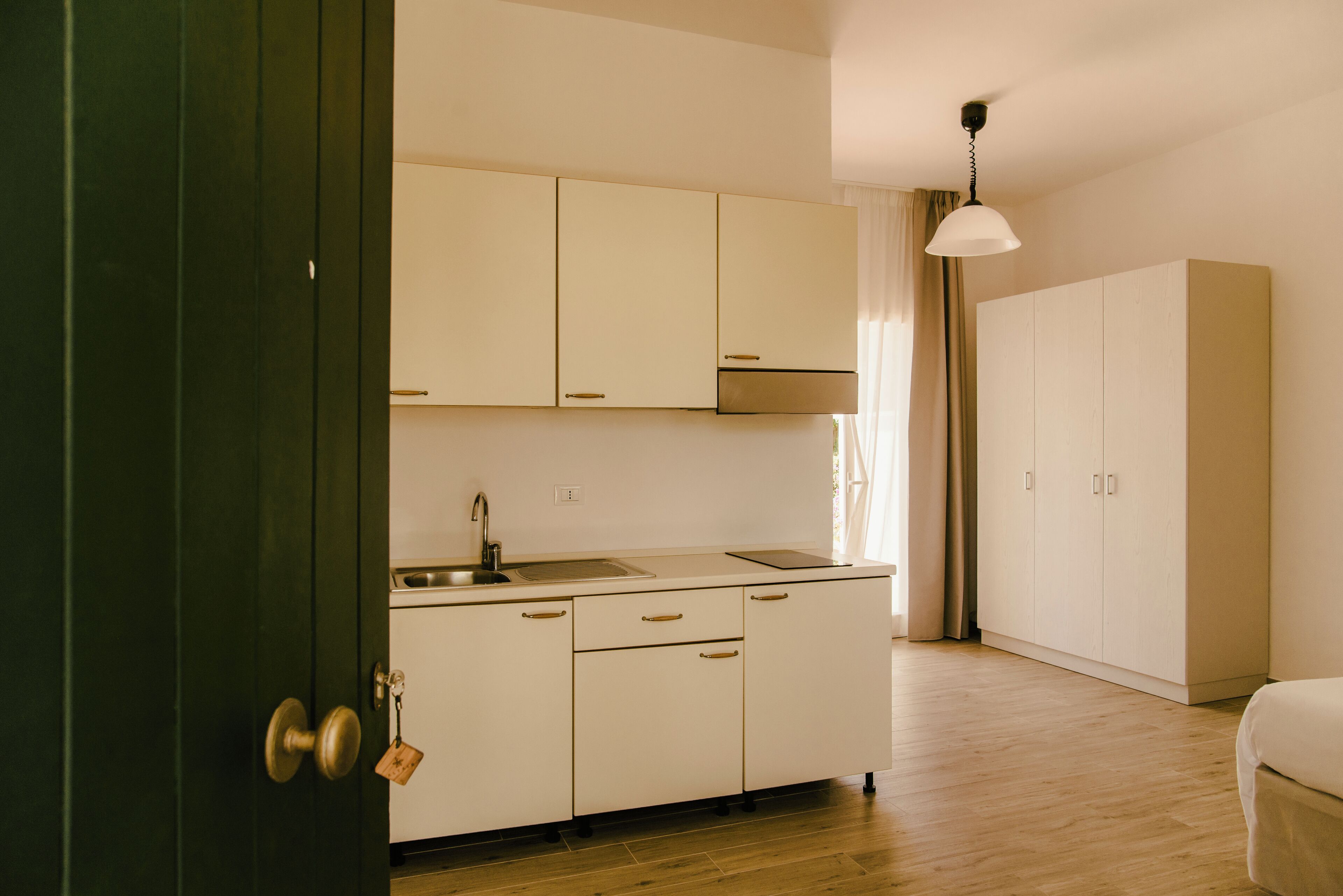 Classic Studio | Premium bedding, minibar, in-room safe, iron/ironing board