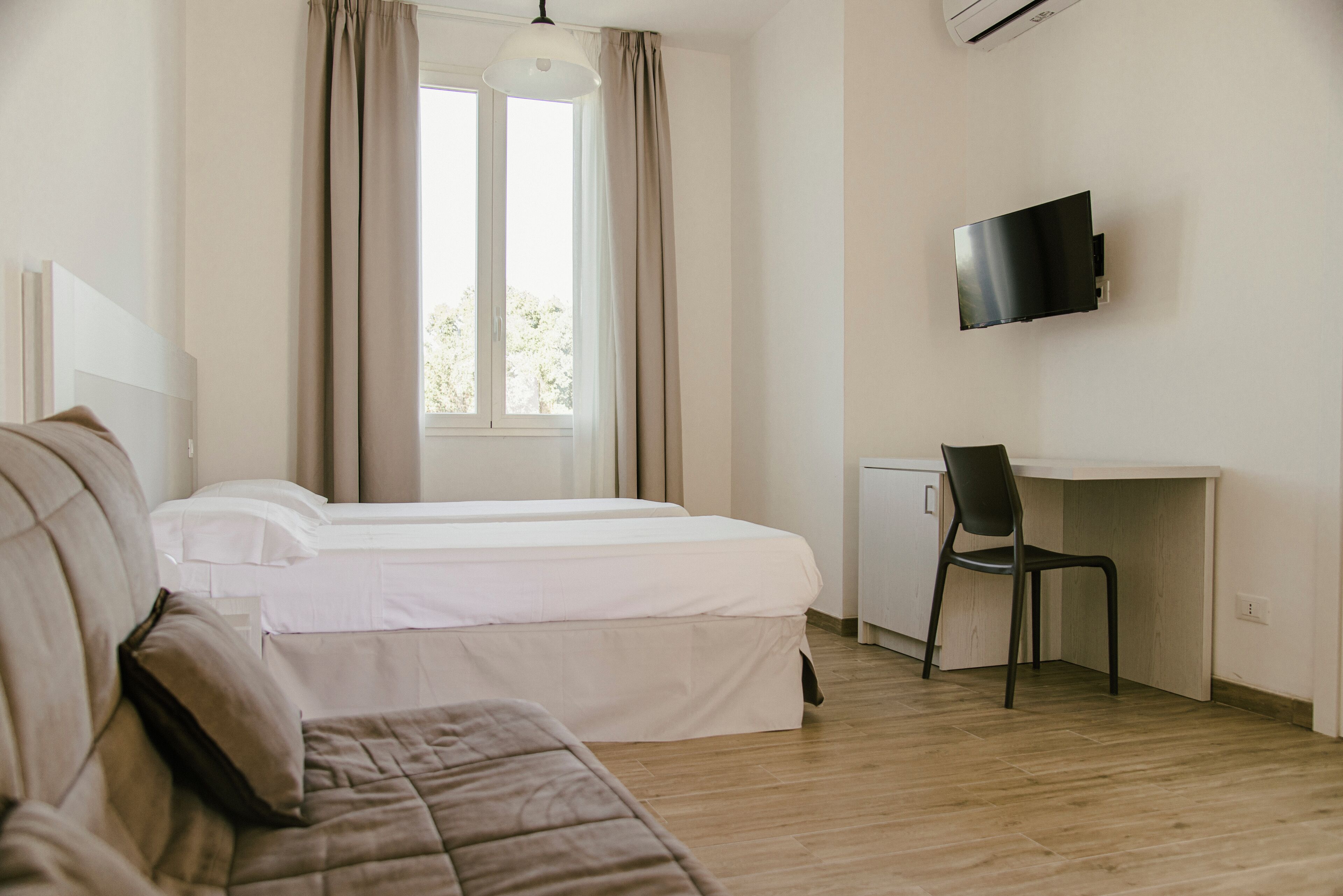 Une chambre à coucher avec un lit, un bureau et une chaise.