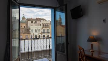 Cortinas opacas, cunas (de pago), camas supletorias y wifi gratis