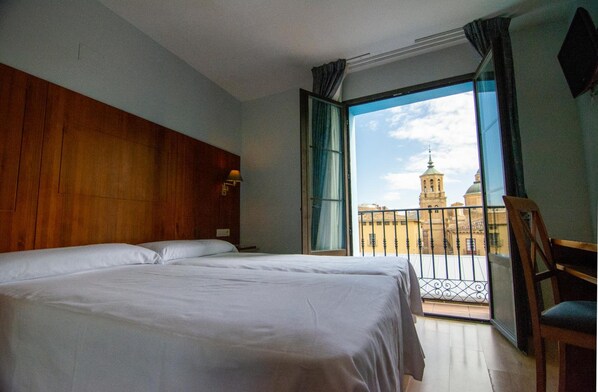 Blackout curtains, cots/infant beds, rollaway beds, free WiFi - Hotel Hispania (Zaragoza)