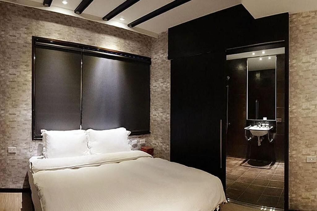 أغطي ة فراش متميزة وألحفة محشوة بالريش وعناصر مجانية داخل الميني بار