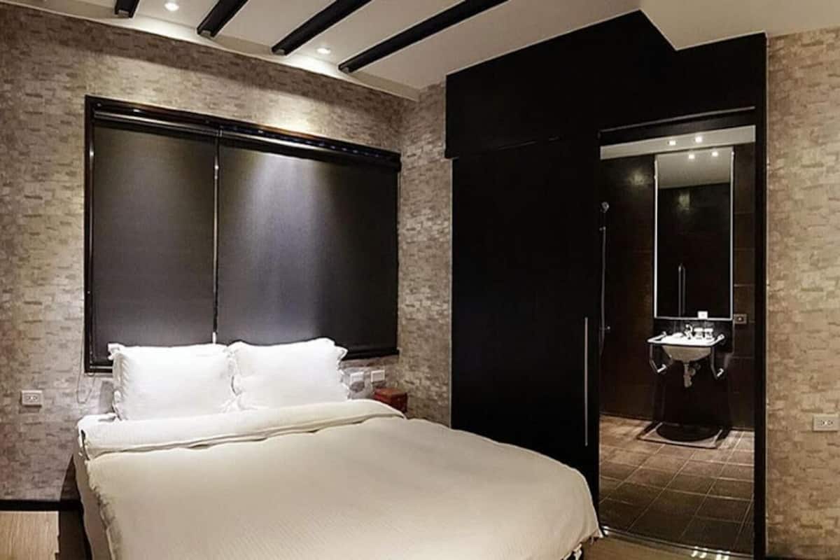 Premium bedding, down duvets, free minibar, in-room safe