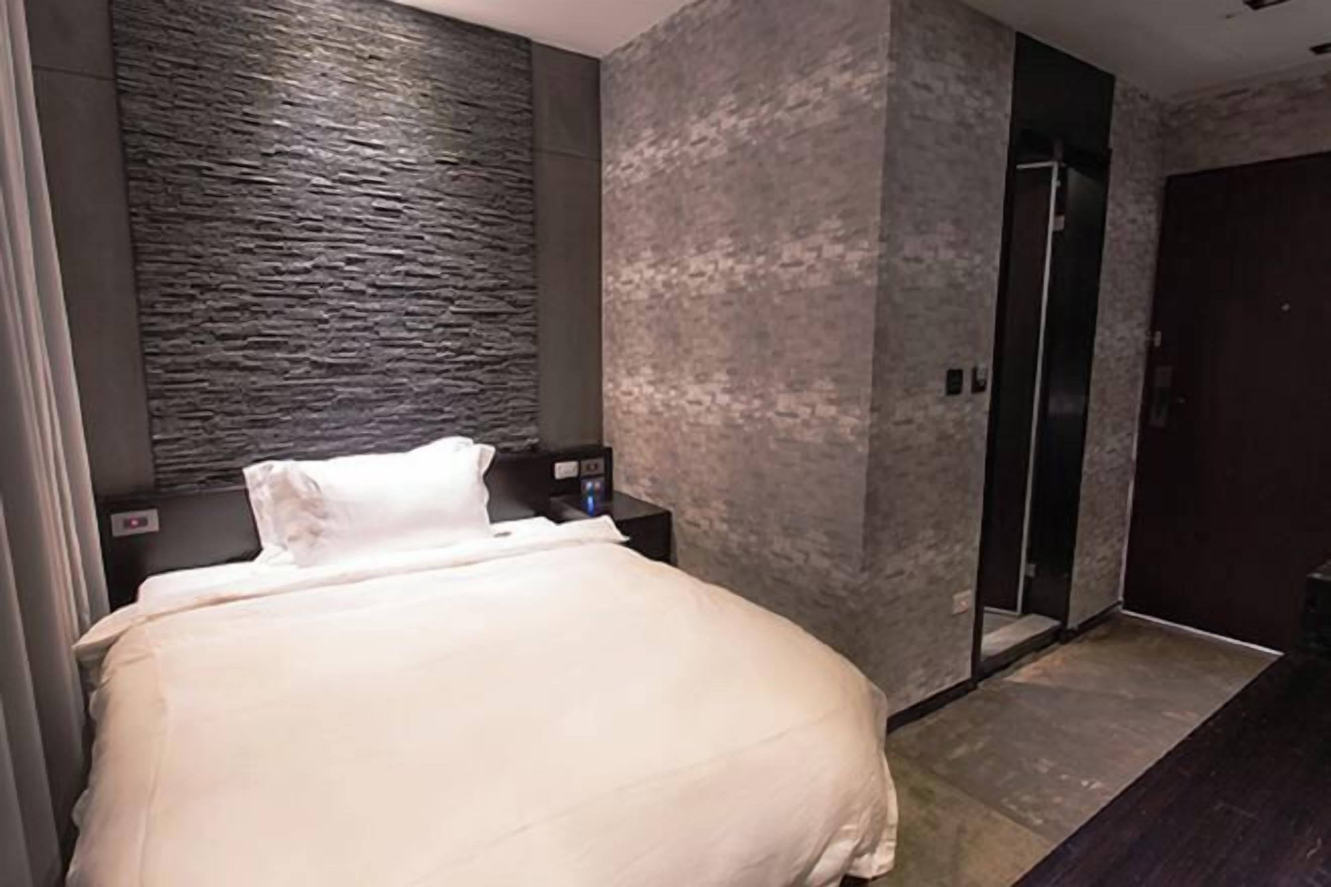 高档床上用品、羽绒被、迷你吧（备有免费物品）、客房内保险箱