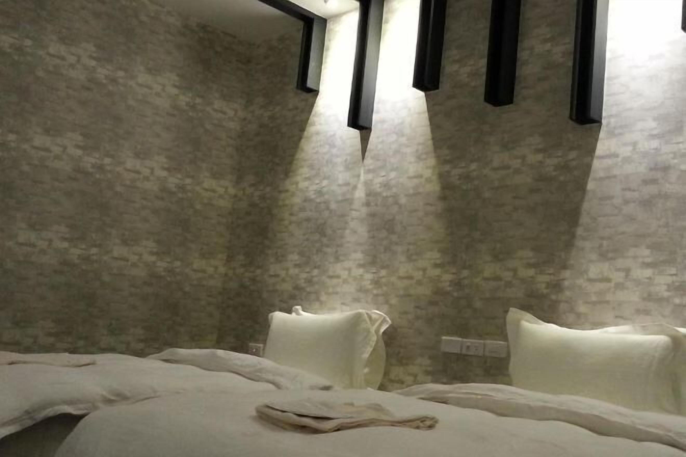 高档床上用品、羽绒被、迷你吧（备有免费物品）、客房内保险箱