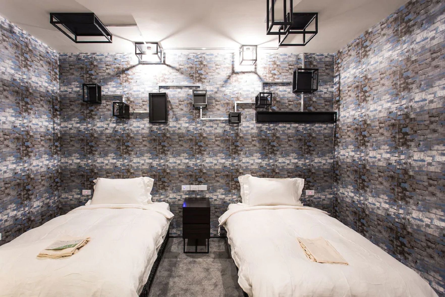 أغطية فراش متميزة وألحفة محشوة بالريش وعناصر مجانية داخل الميني بار