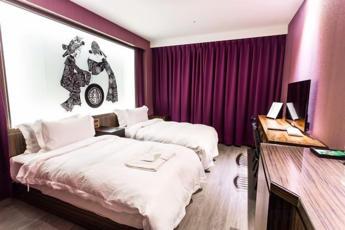 Premium bedding, down duvets, free minibar, in-room safe