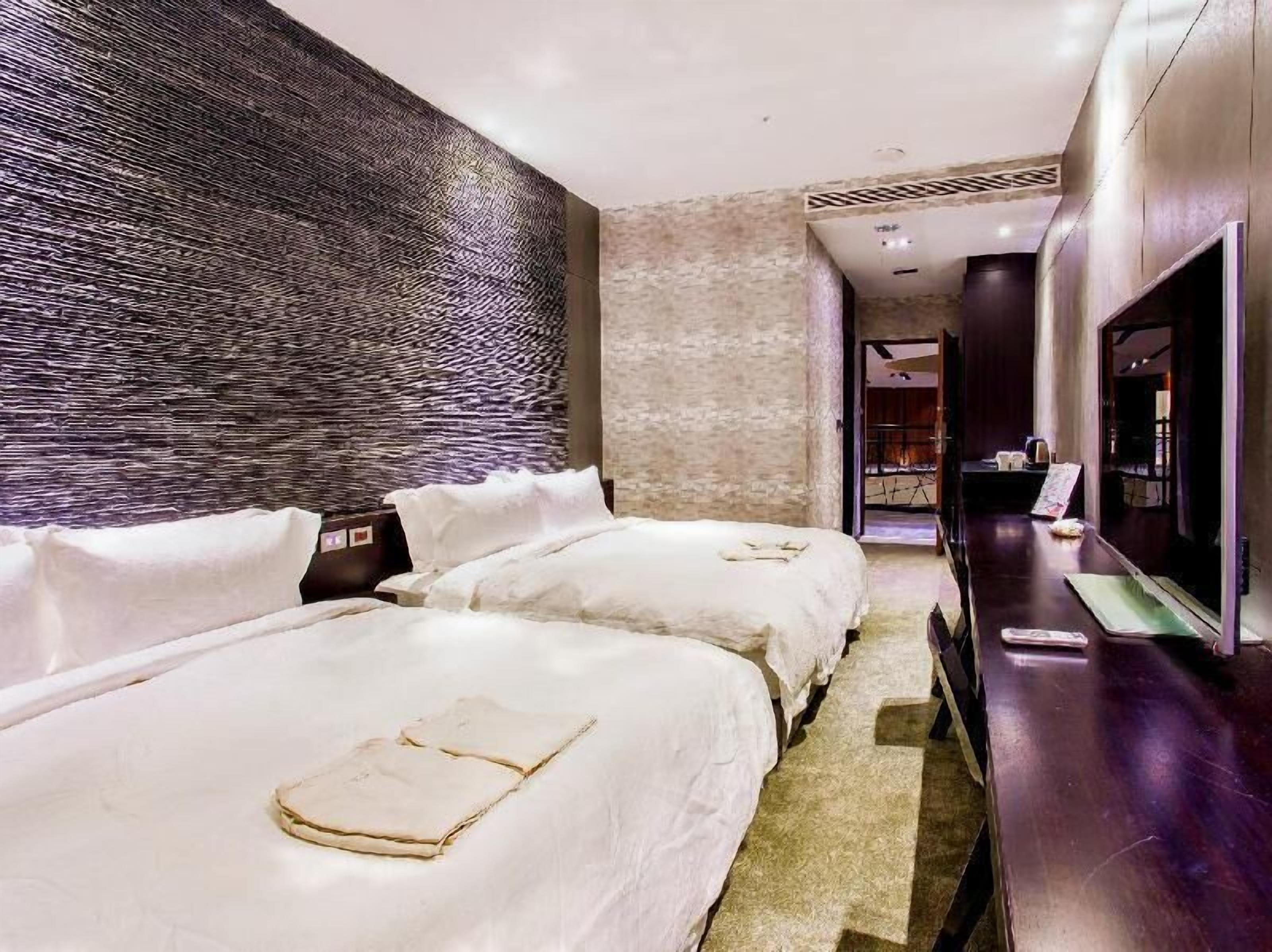 أغطية فراش متميزة وألحفة محشوة بالريش وعناصر مجانية داخل الميني بار