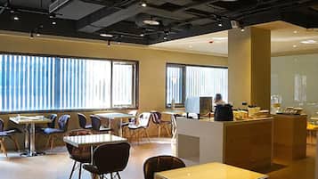 Self-serve breakfast on weekdays (TWD 200 per person)