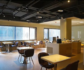 Self-service breakfast on weekdays (TWD 200 per person)