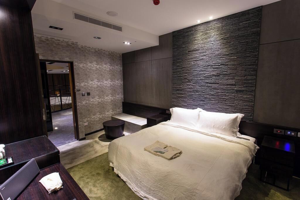 أغطية فراش متميزة وألحفة محشوة بالريش وعناصر مجانية داخل الميني بار