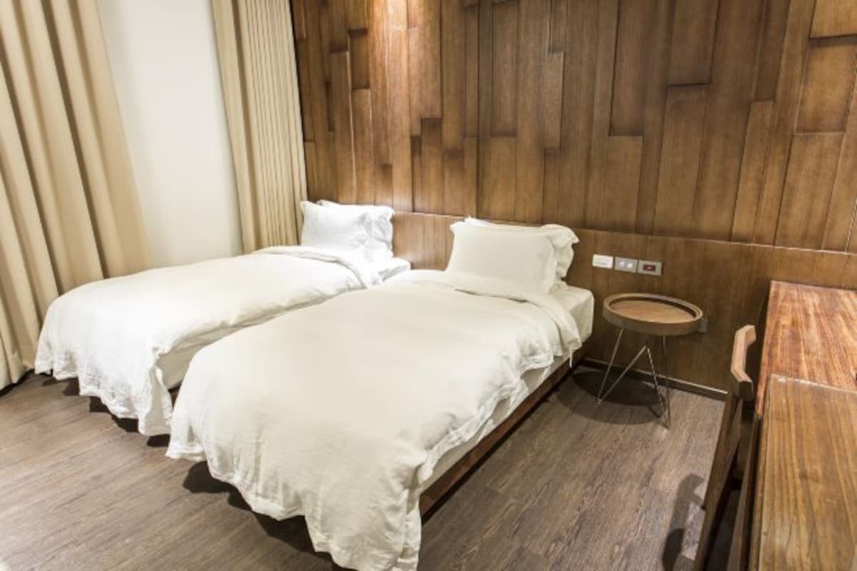 Premium bedding, down comforters, minibar (free items), in-room safe
