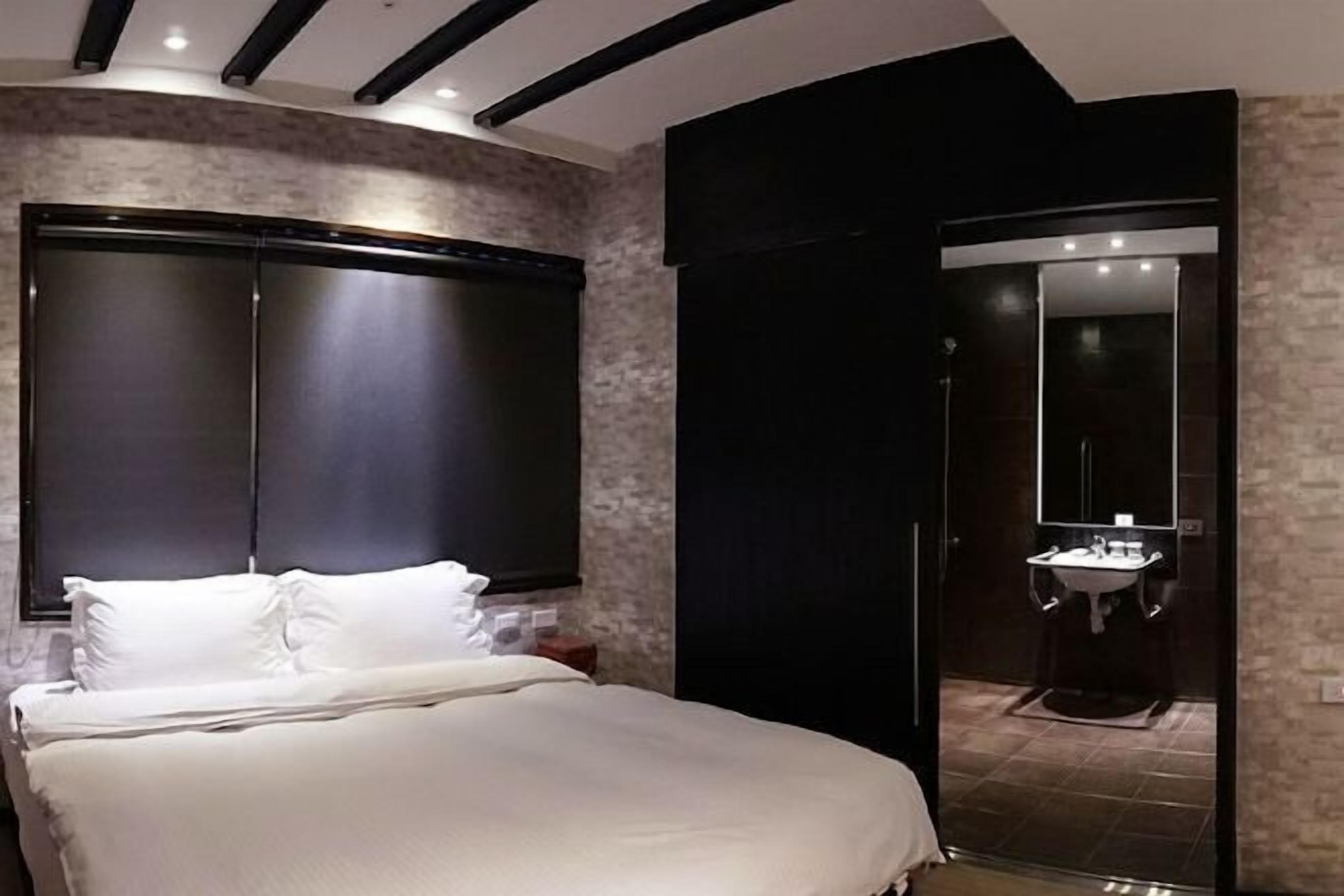 高档床上用品、羽绒被、迷你吧（备有免费物品）、客房内保险箱