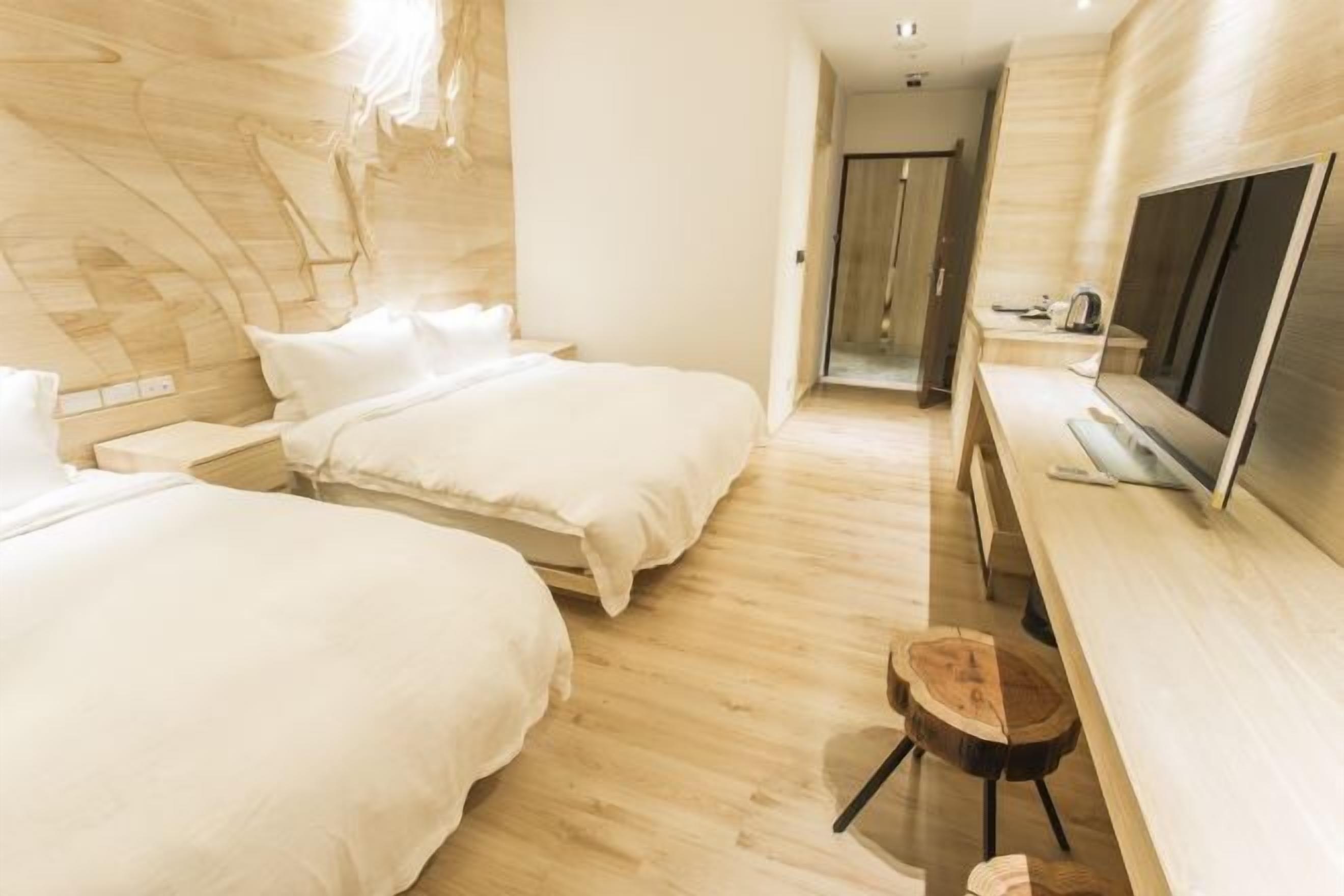 高档床上用品、羽绒被、迷你吧（备有免费物品）、客房内保险箱