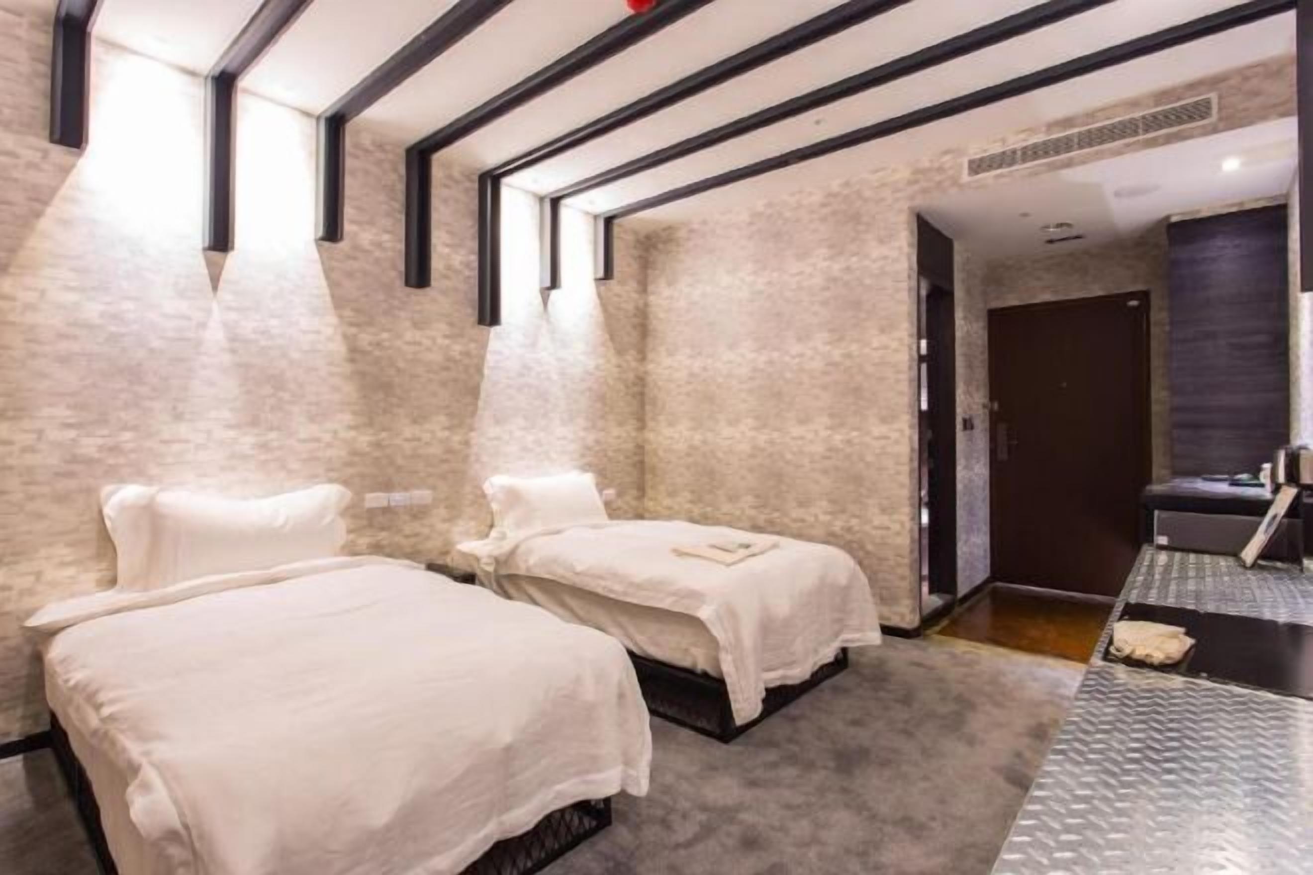 高档床上用品、羽绒被、迷你吧（备有免费物品）、客房内保险箱