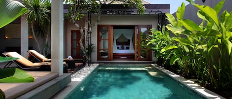 Piscine extérieure, parasols de plage, chaises longues