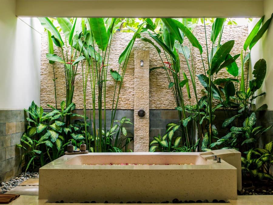 Bañera y ducha independientes y bañera profunda