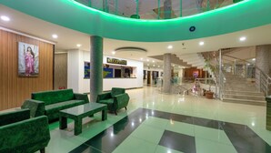 A modern lobby with green sofas, a reception desk, and a staircase. - Lims Bona Dea Beach Hotel – All Inclusive (Kemer)