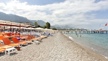 Praia particular, espreguiçadeiras, guarda-sóis, bar na praia