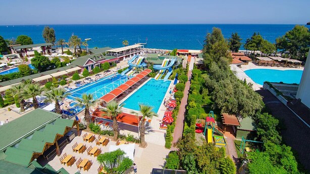 A resort with multiple swimming pools, a water park, and a view of the sea. - Lims Bona Dea Beach Hotel – All Inclusive (Kemer)