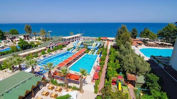 Piscina externa, guarda-sóis, espreguiçadeiras