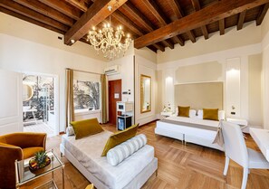 Luxury Room | Down comforters, minibar, in-room safe, blackout drapes - Hotel Villa Cariola (Caprino Veronese)