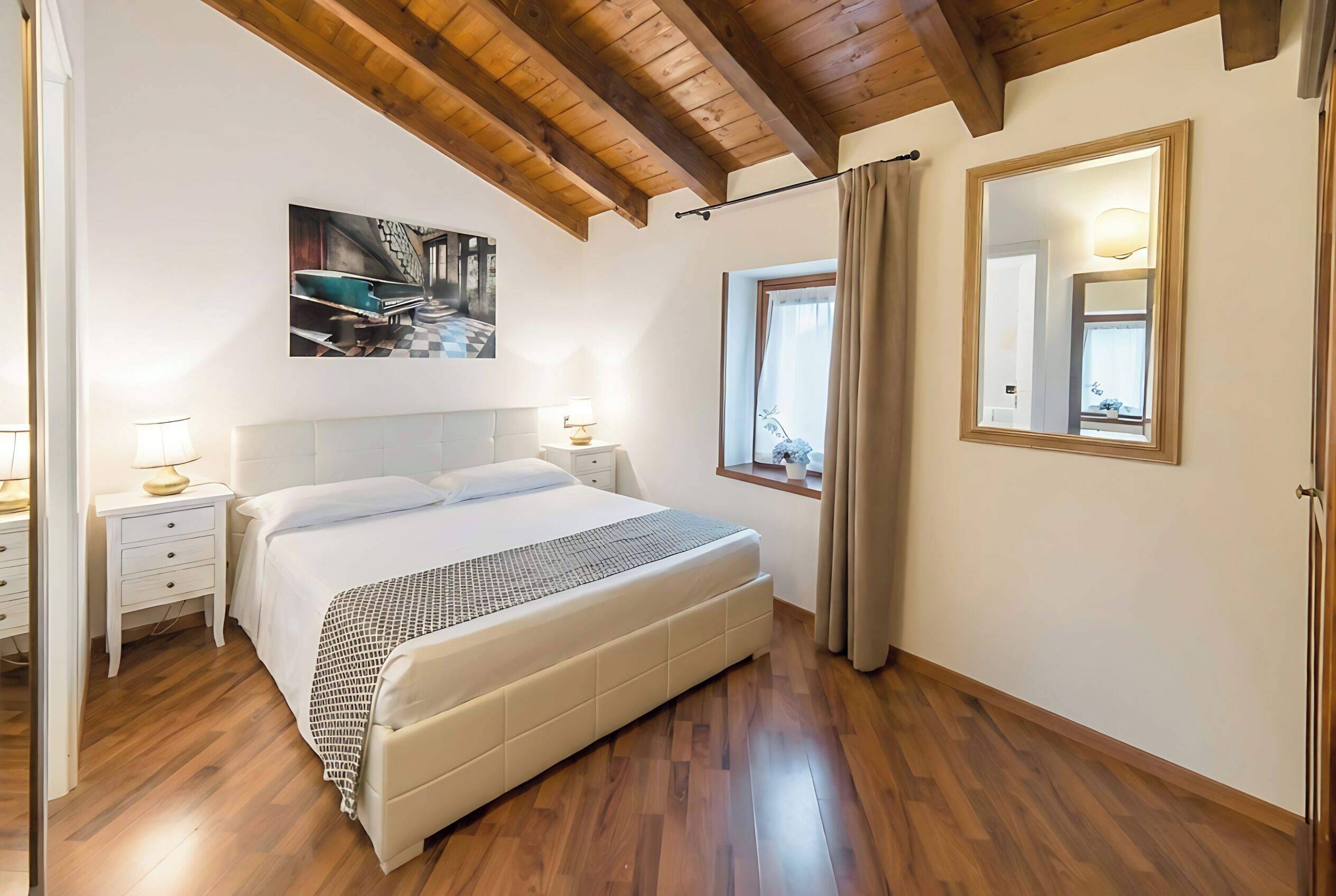 Edredón, minibar y caja de seguridad en la habitación 