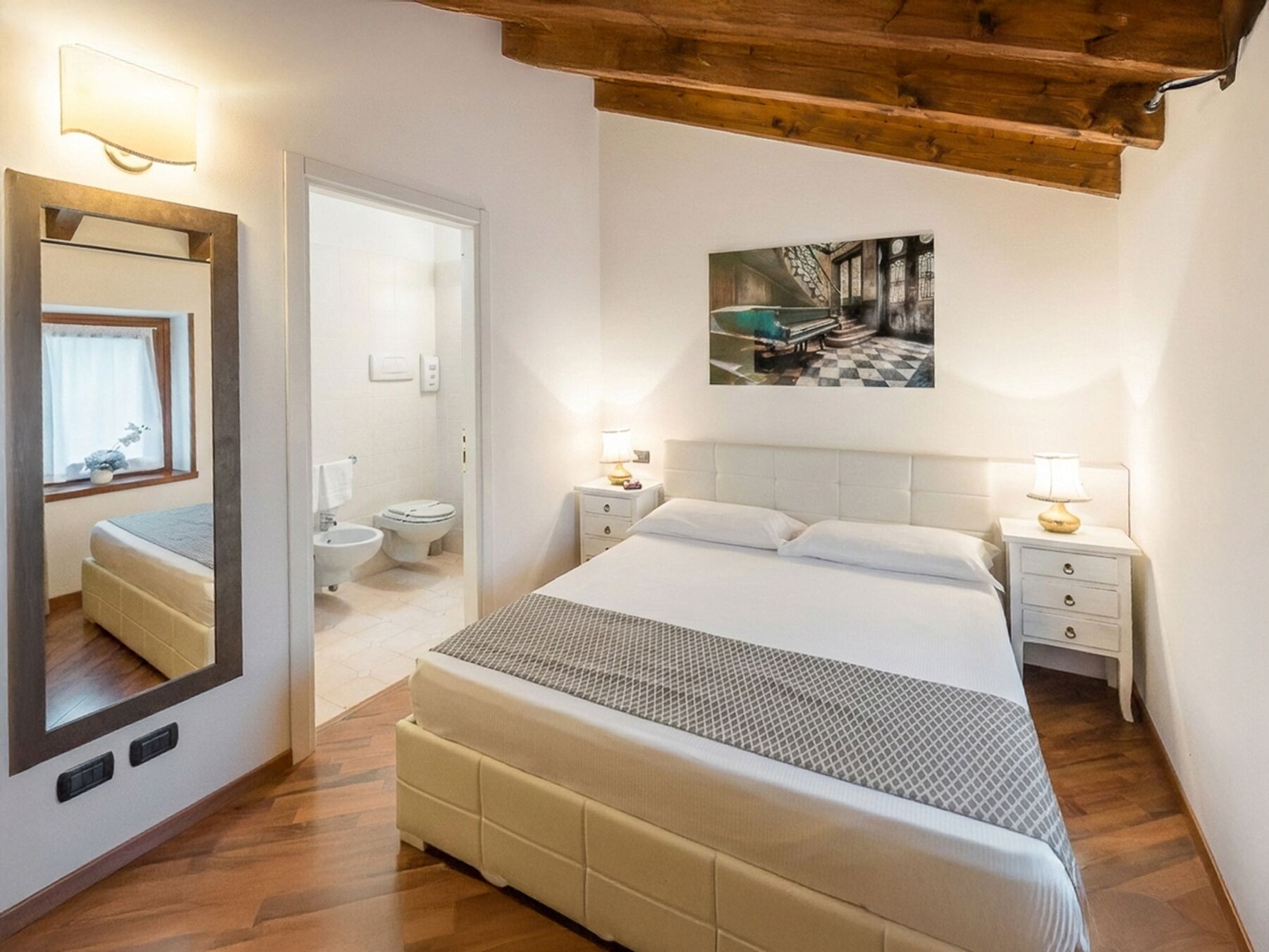 Edredón, minibar y caja de seguridad en la habitación 