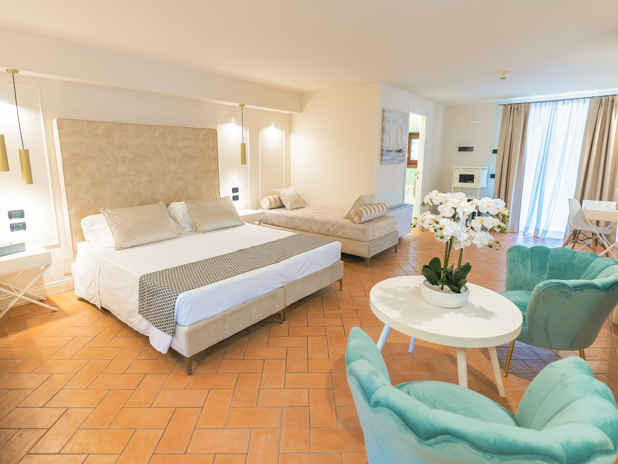 suite | 1 bedroom, down duvets, minibar, in-room safe