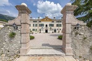 Front of property - Hotel Villa Cariola (Caprino Veronese)