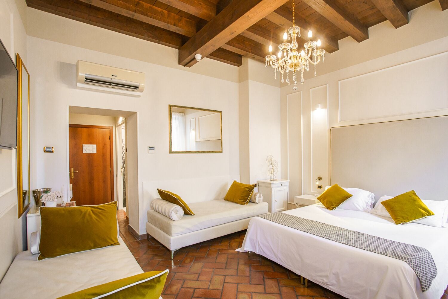 Cubrecamas, minibar y caja de seguridad en la habitación 