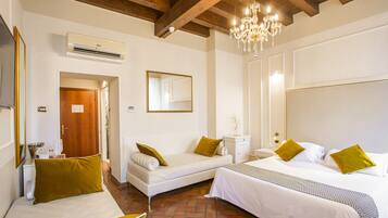 Cubrecamas, minibar y caja de seguridad en la habitación