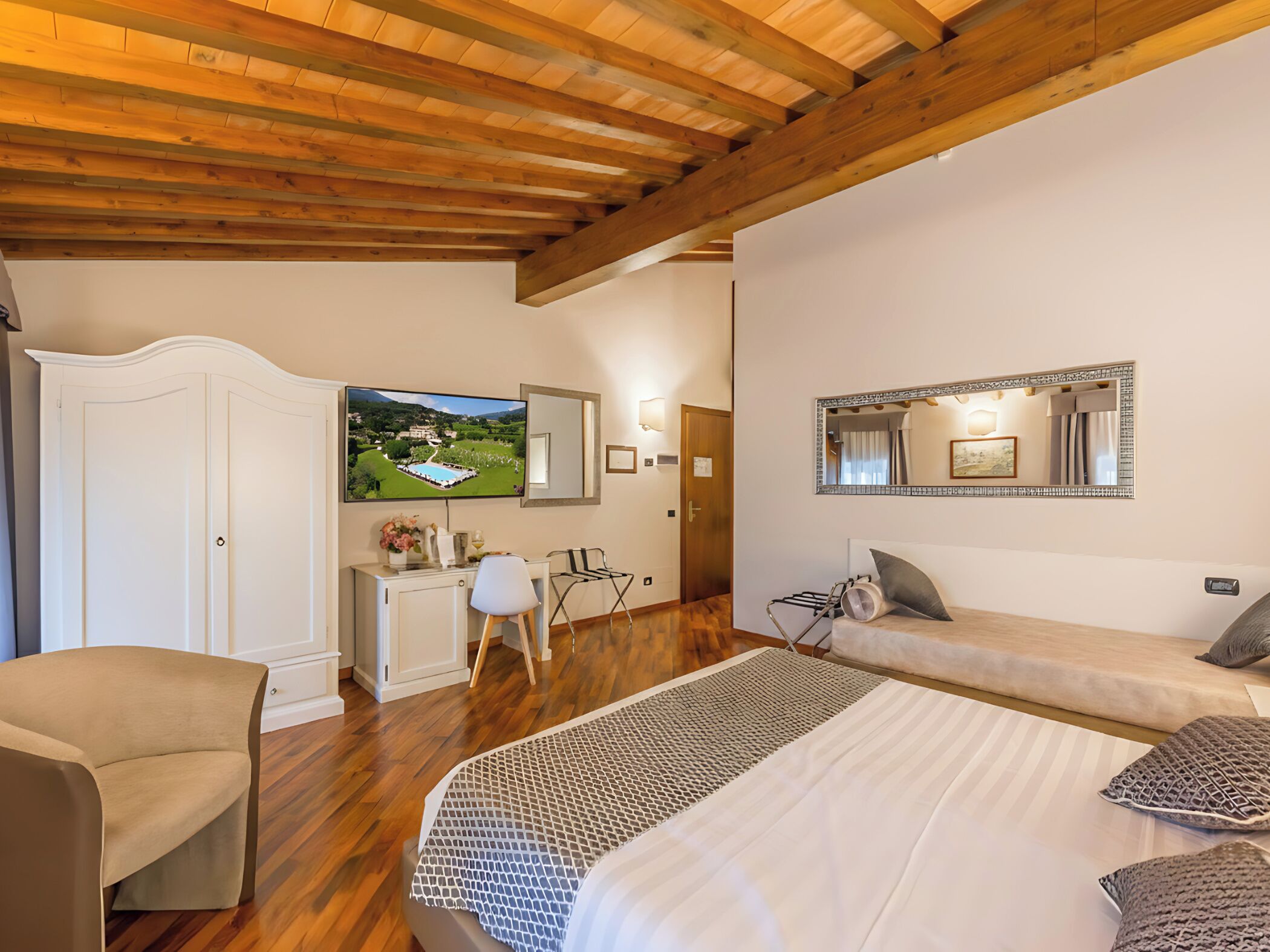 Habitación familiar | Edredón, minibar y caja de seguridad en la habitación 