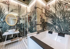 Habitación de lujo | Baño | Secador de pelo, bidé, toallas y jabón