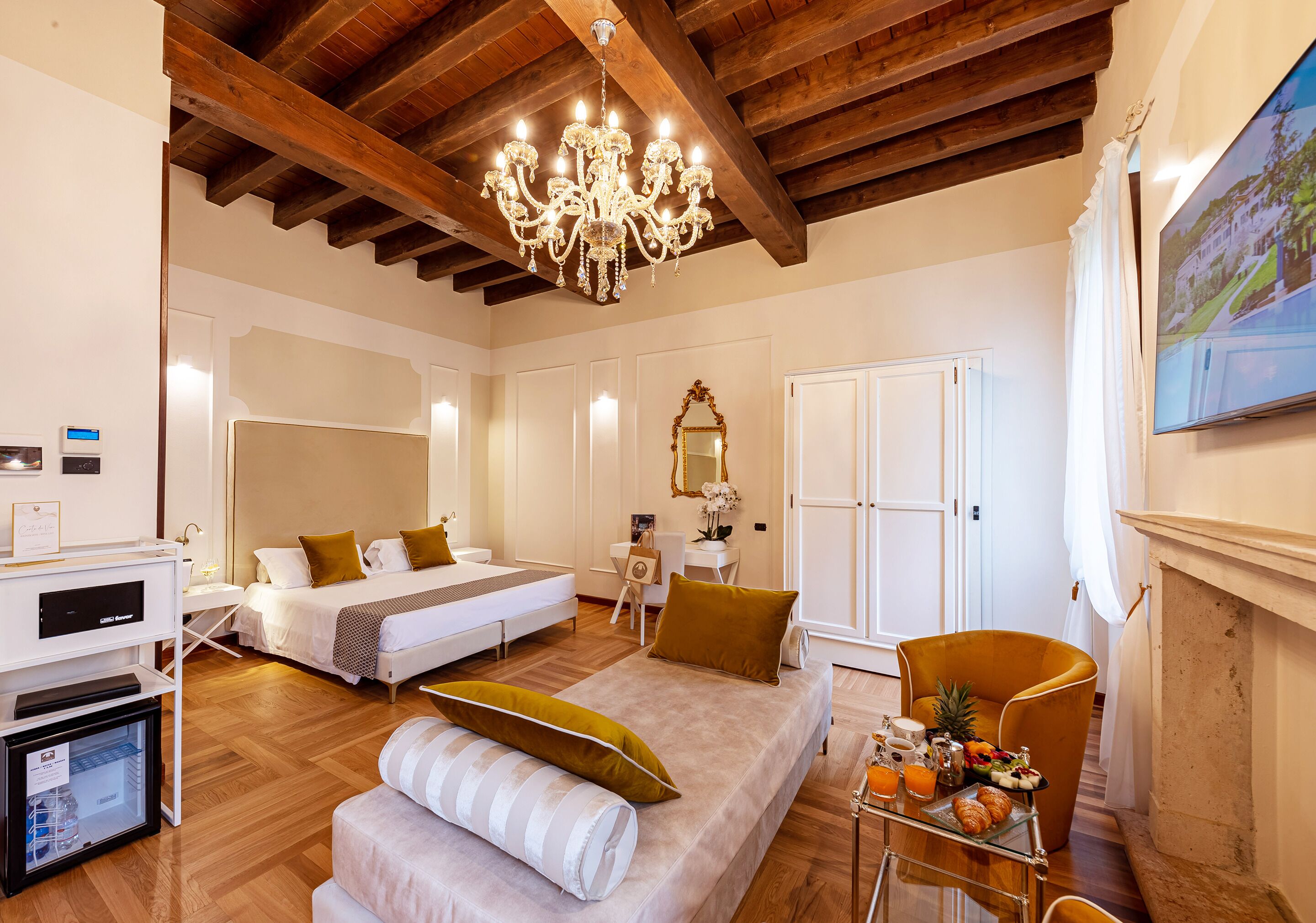 luxury room | 1 bedroom, down duvets, minibar, in-room safe